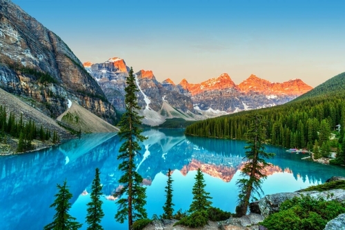 Golden sunrise over the Valley of the Ten Peaks and a turquoise-coloured Moraine Lake, Banff National Park, Alberta, Canada.