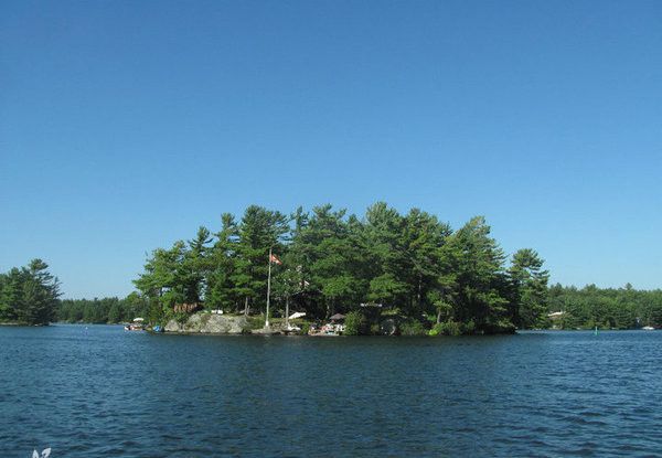 A sunny spot for a dozen friends in Ontario