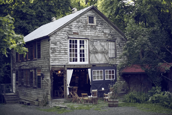 Rustic-chic barn in New York