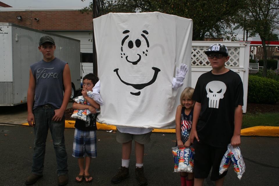 Kids posing iwth marshmallow mascot