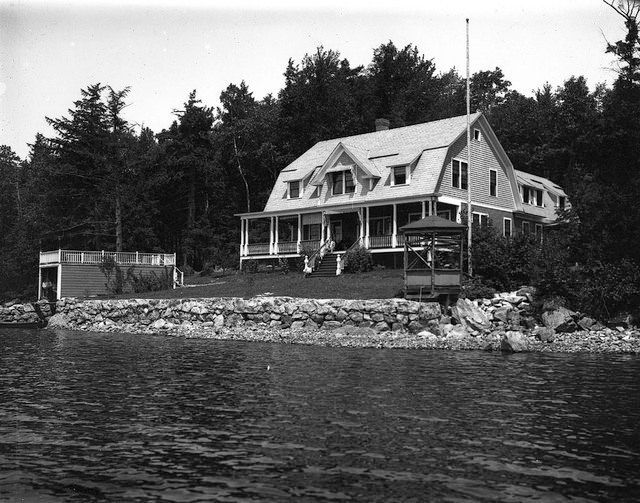Lake house, black and white