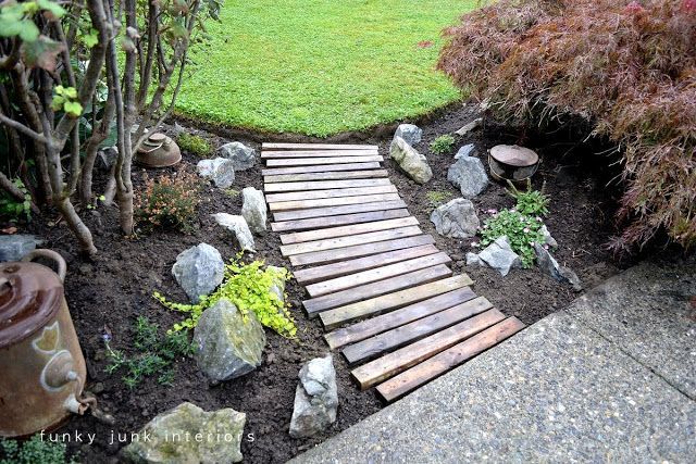 Pallet garden walkway