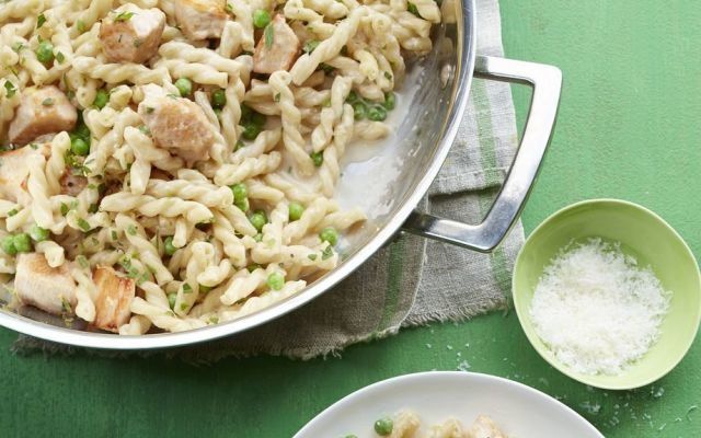 Gemelli pasta with chicken and peas