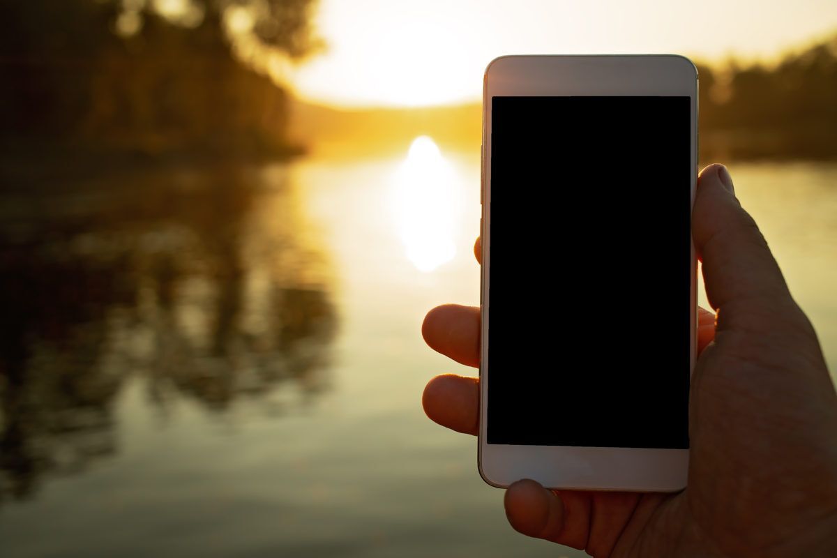 smartphone-cottage-sunset