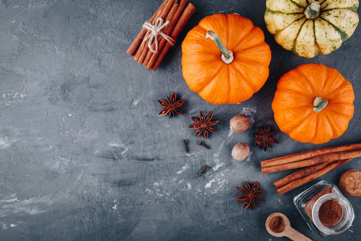 An-array-of-pumpkins-and-seasonings-that-make-up-pumpkin-pie-spice