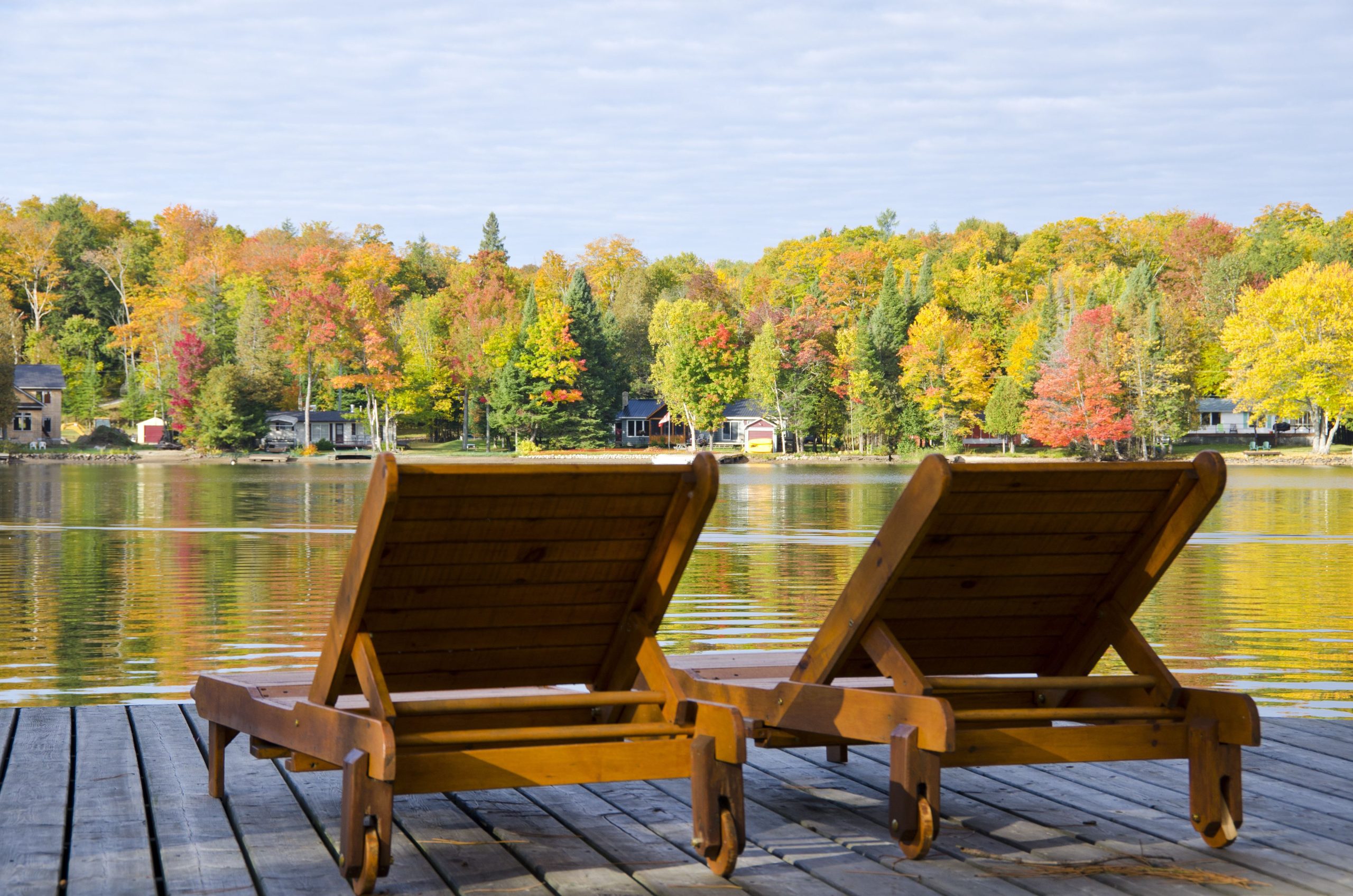 cottages-on-the-lake-in-fall