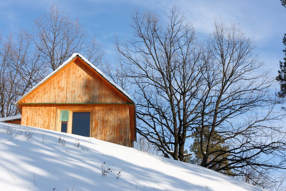 wooden-cottage-winter
