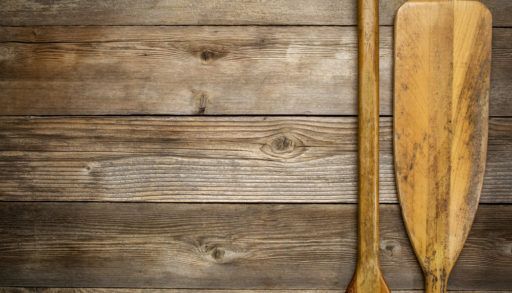wood-paddle-on-wooden-background