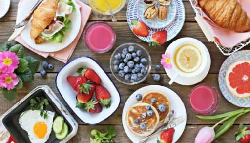 brunch-on-wooden-table