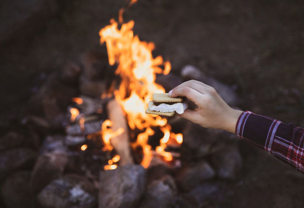 campfire-dessert-hand-holding-smore