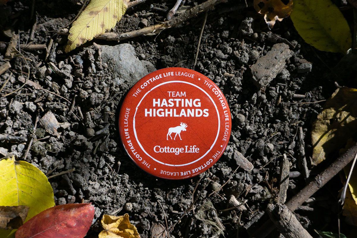 a button with Hastings Highlands on it