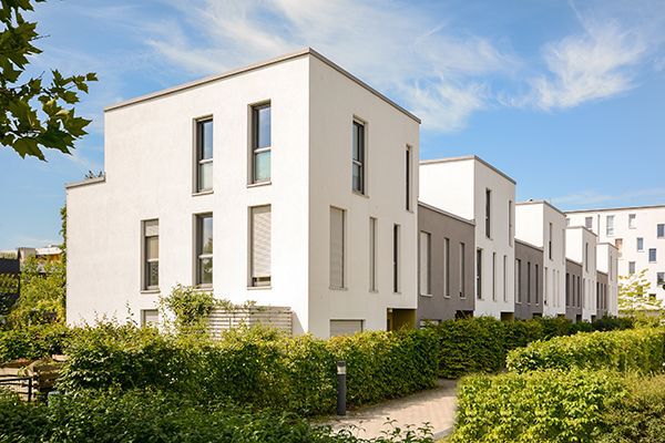 These modern townhouses in a residential area feature a flat roof.