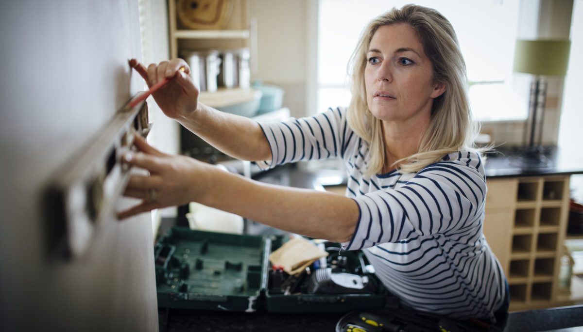 woman-using-spirit-level