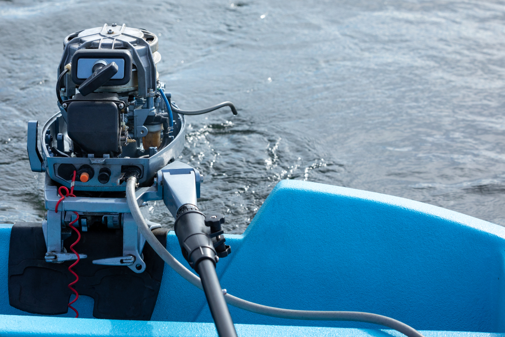 Uncovered outboard motor on the stern of a small motorboat, DIY terms