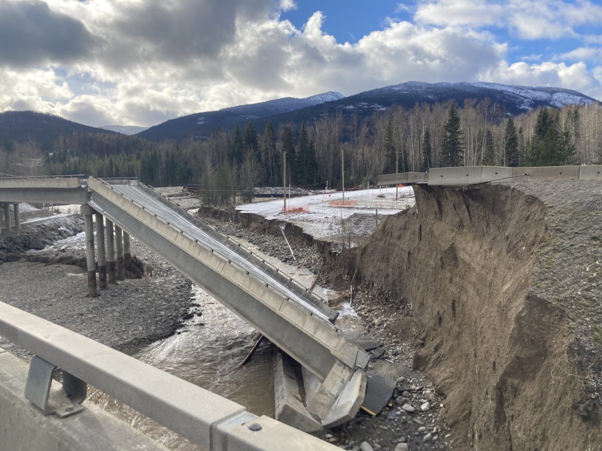 Section of the Coquihalla at Juliet closed between Hope BC and Merrit due to mudslide