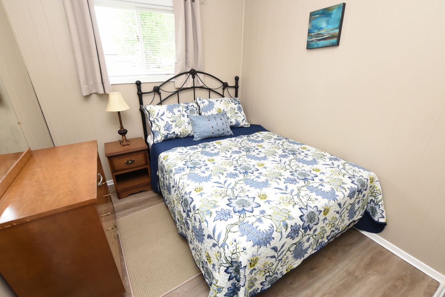 Bedroom with Queen bed