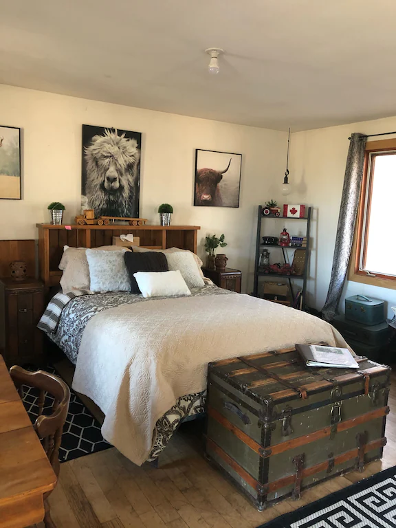 Bedroom with a queen bed