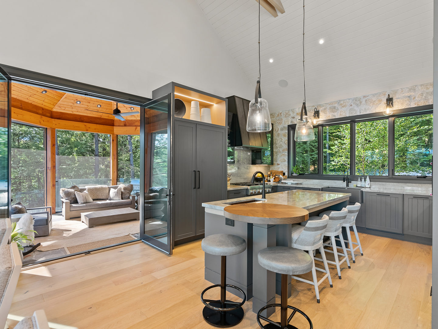 Kitchen with eat-in kitchen