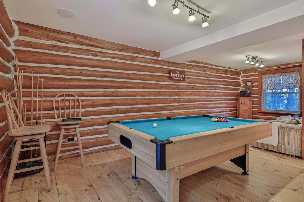Pool table in entertaining room