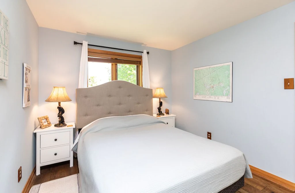 A second bedroom with a queen bed