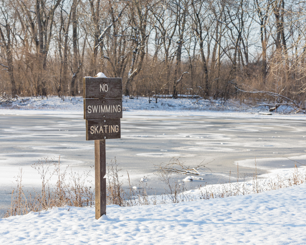 No skating sign at pond