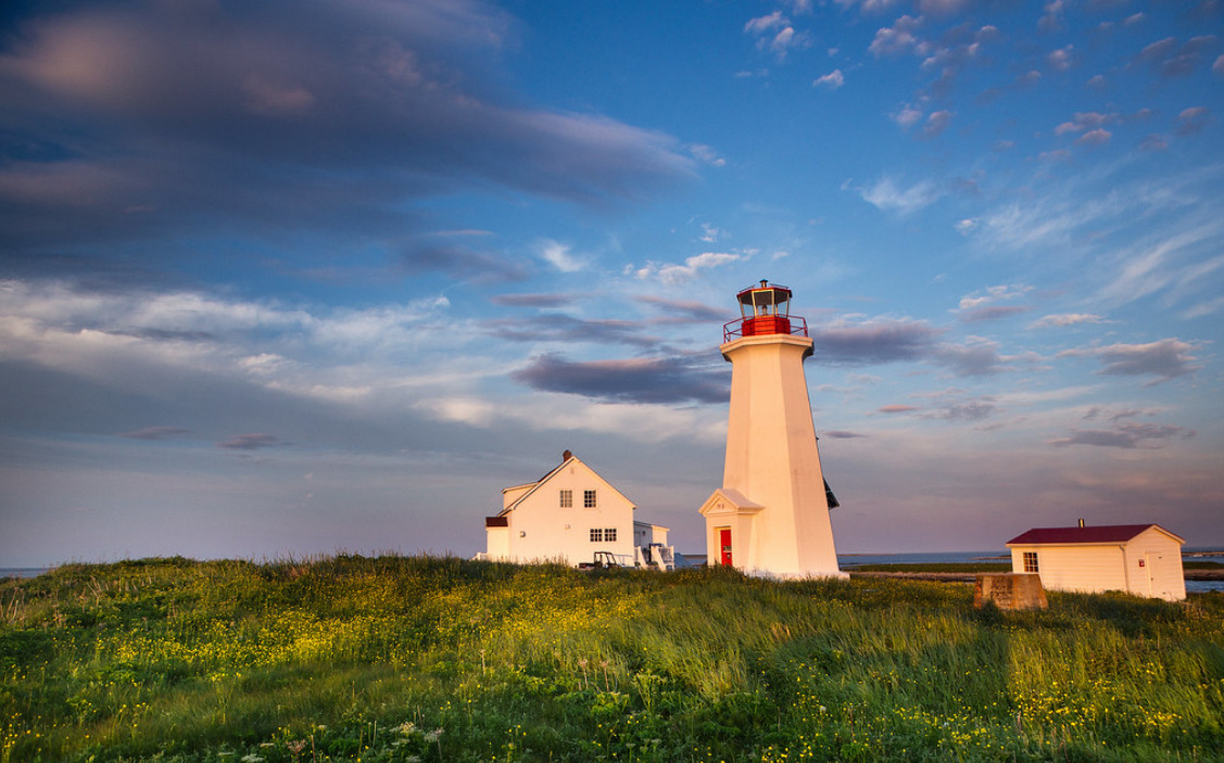 Île aux Perroquets lighthouse on a hill