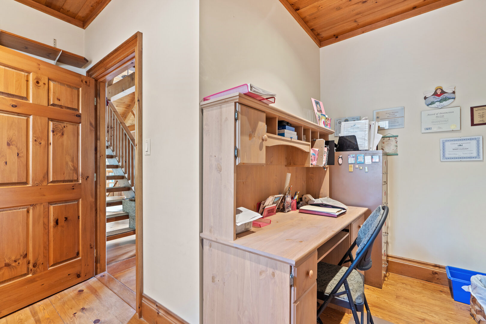 A small spare room set up like an office space with a desk.