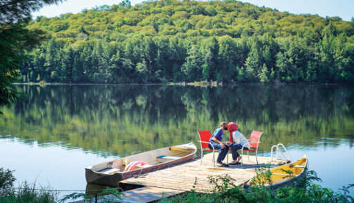 Lucie and Ahmed kissing on their dock