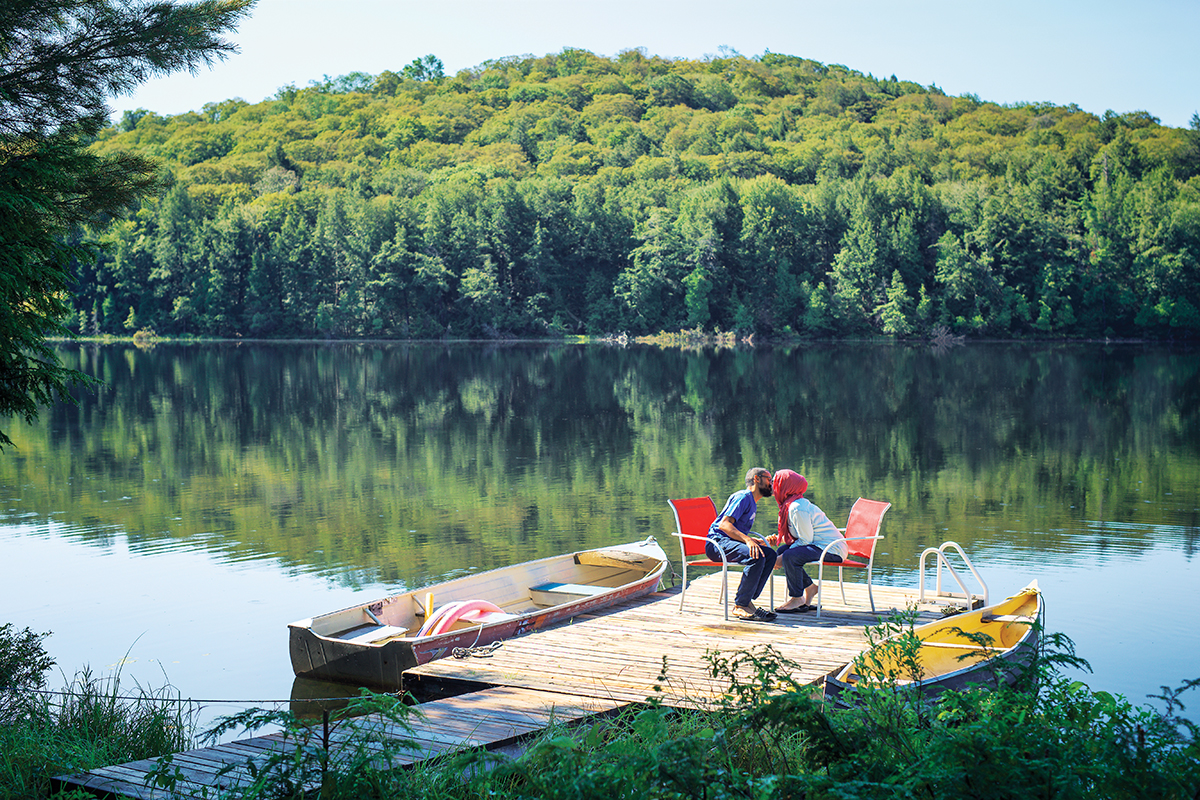 Lucie and Ahmed kissing on their dock