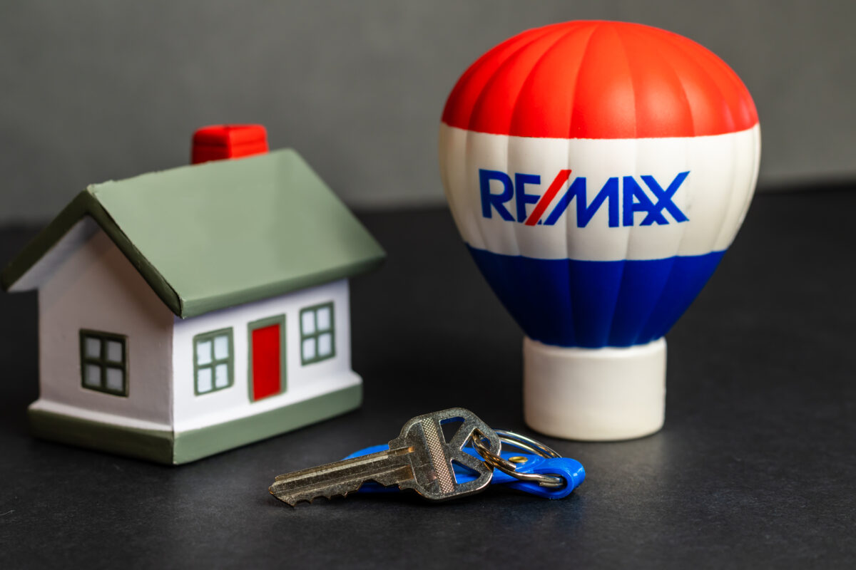 a remax hot air balloon beside a small home and a set of keys