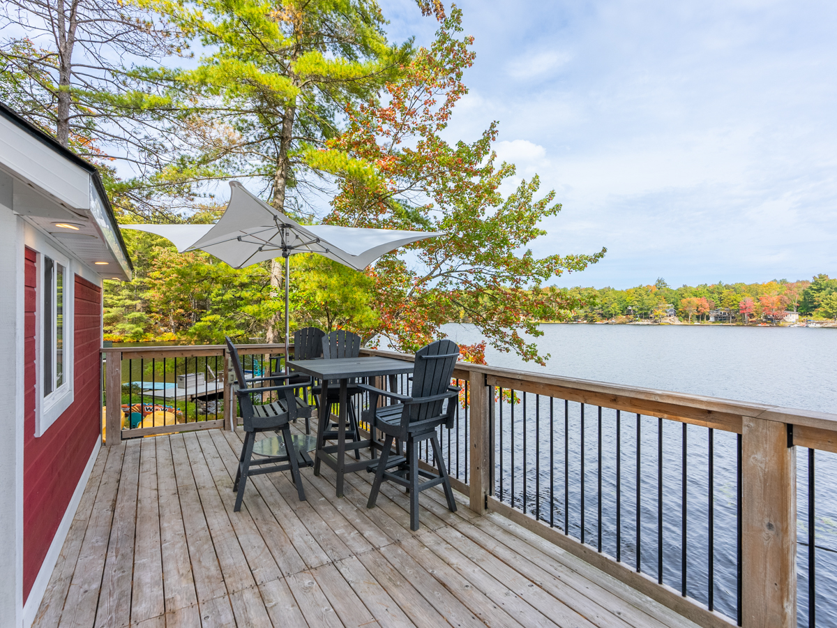 A bar-top patio set on the second deck overlooks the lake