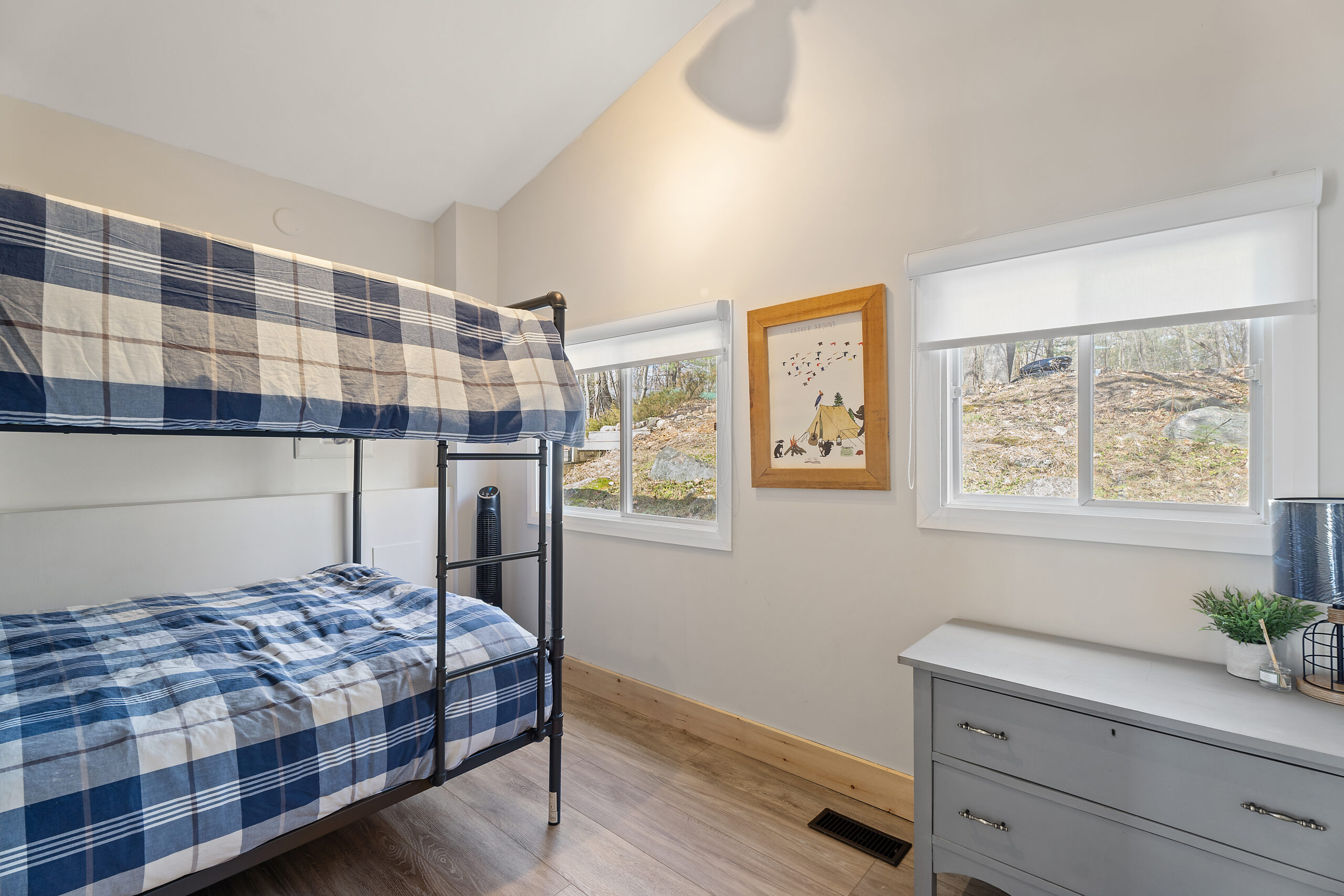 Bunkbeds with blue and white plaid covers
