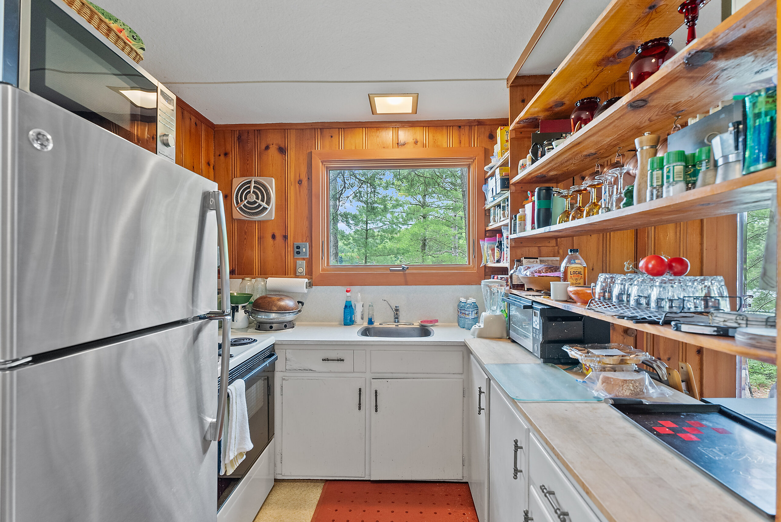 A small kitchen with white cabinets