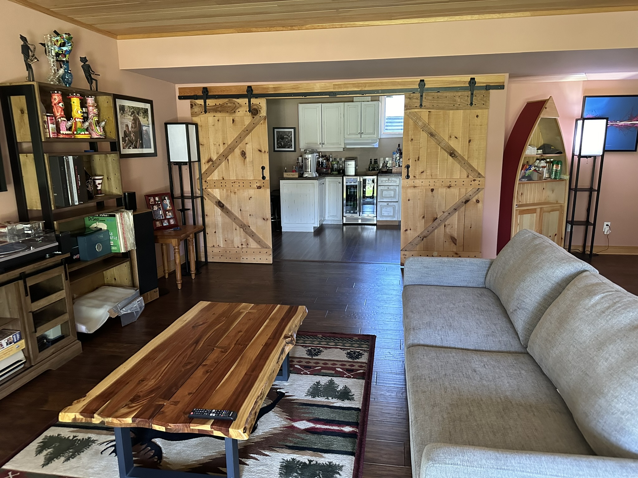 a photo of a cottage living room