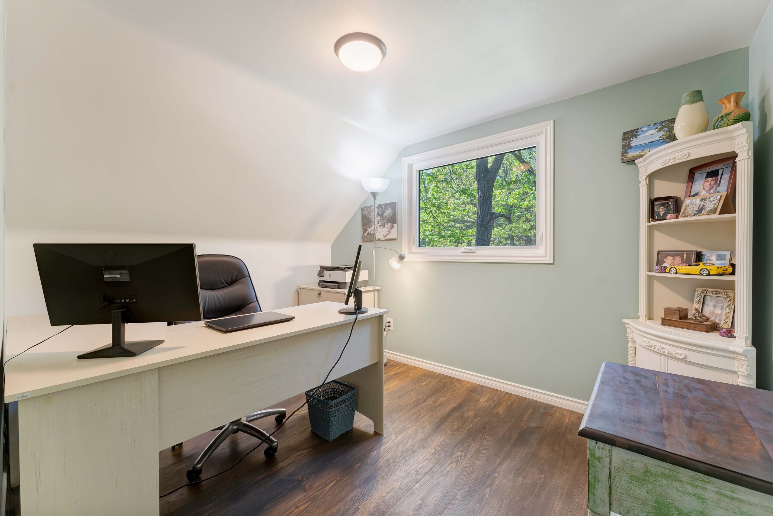 A table with a desktop computer in a blue room