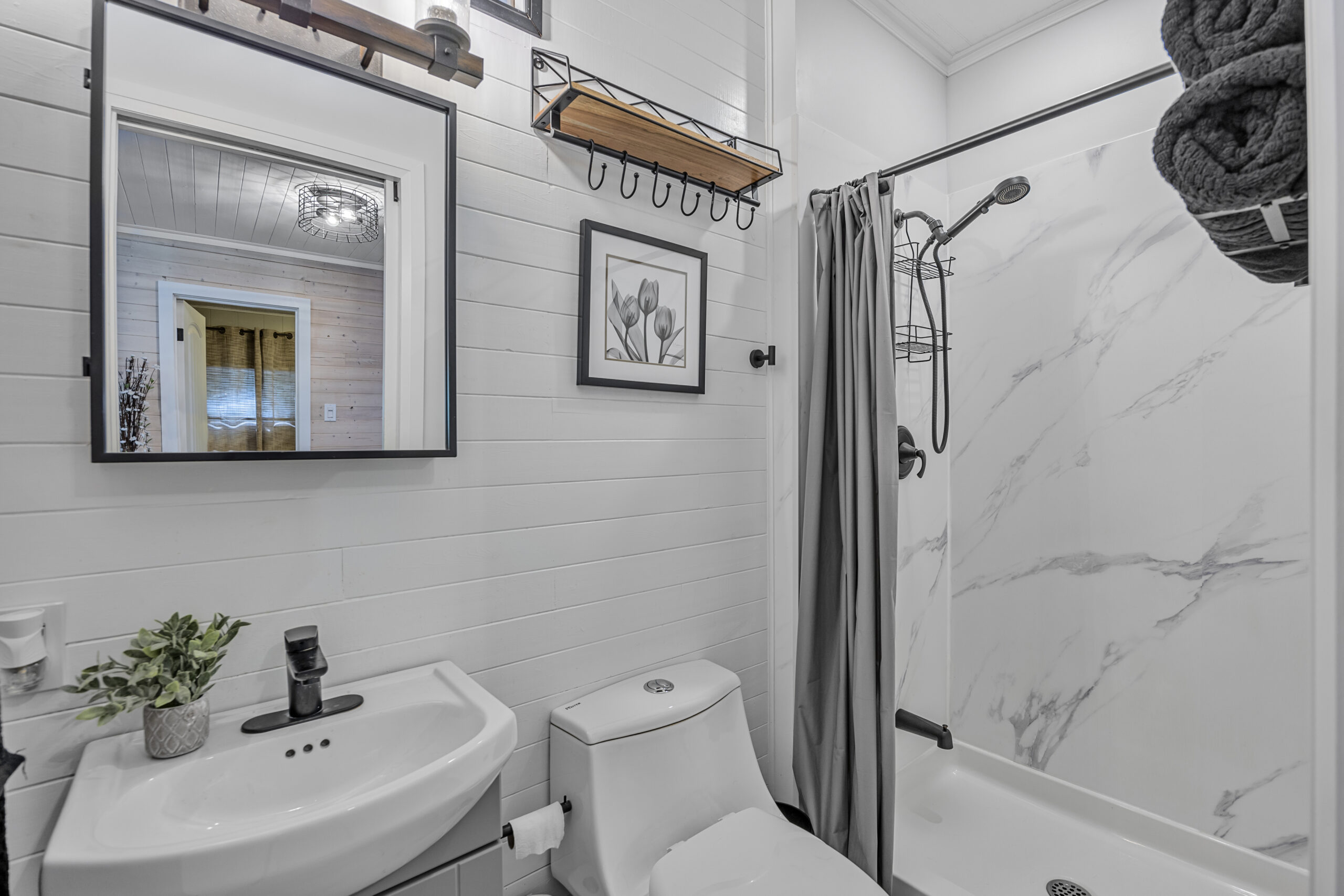 A white marbled bathroom