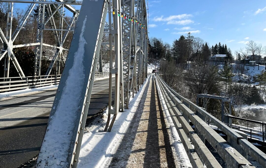 a photo of a metal bridge