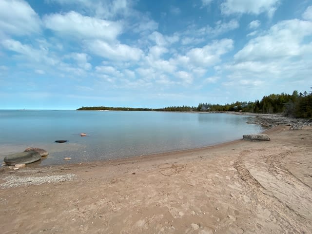 A rounded beach with blue water
