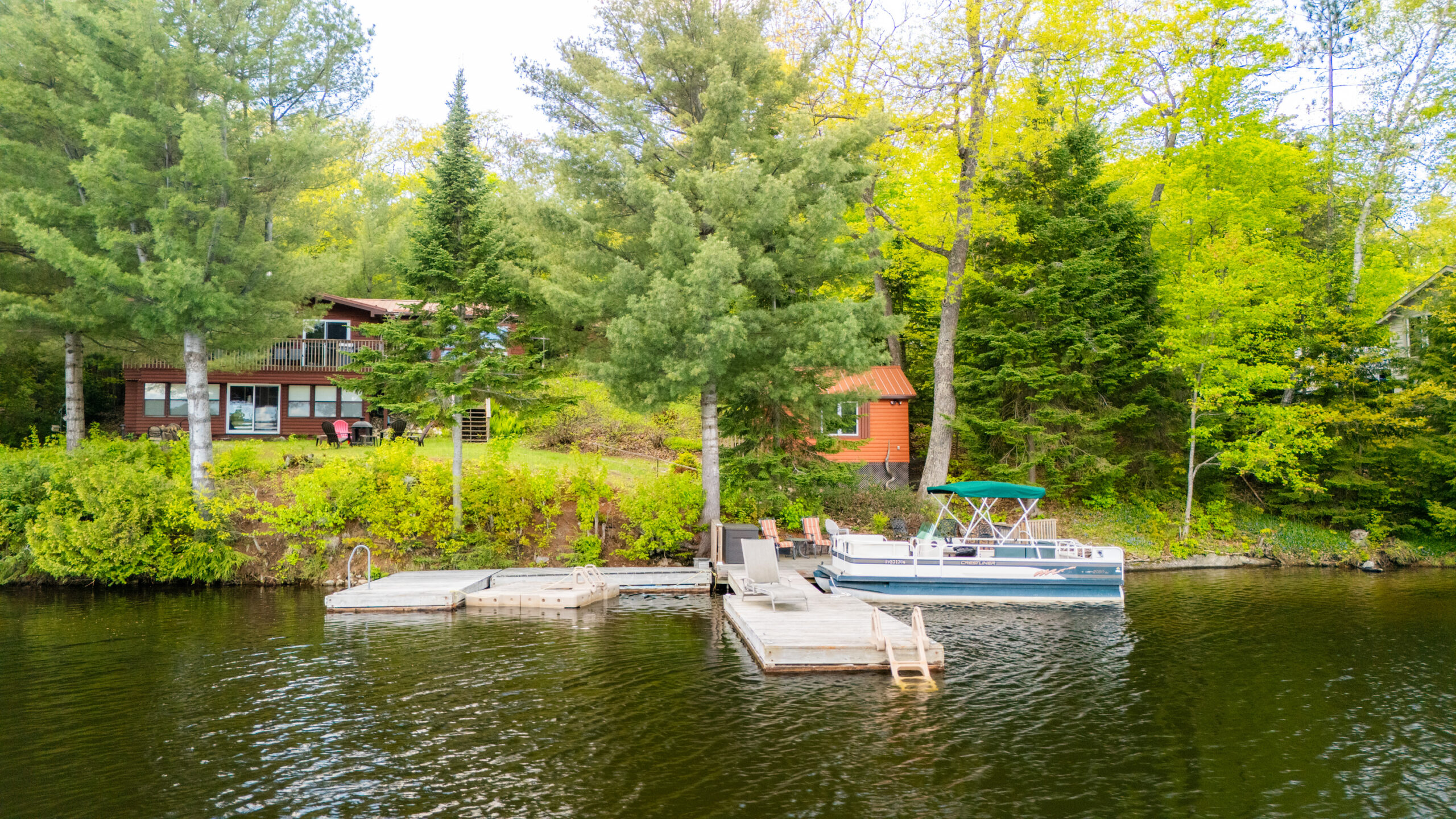 Waterfront cottage with a double dock